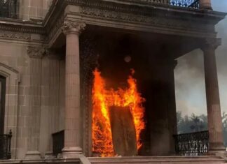 Incendian puerta del Palacio de Gobierno en Nuevo León por desaparecidas Palacio