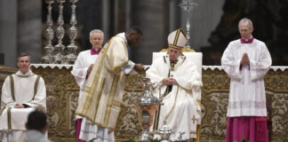 Papa Francisco oficia el lavatorio de pies a reos en penal italiano El papa Francisco visitará una prisión en Civitavecchia, una ciudad portuaria a unos 80 kilómetros (50 millas) al noroeste de Roma.