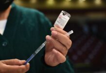 IMSS implicará 4ta dosis contra COVID a personal médico Salud