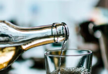 Niña confunde tequila con jugo y esto fue lo que pasó tequila