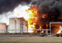 Ucrania bombardea depósito de petróleo, acusa Rusia El gobernador local de Bélgorod informó que dos helicópteros bombardearon a unos 40 km de la frontera con Ucrania.