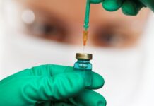 Mujer afirma que envejeció tras vacunarse vs Covid Vacuna