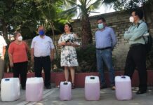 Entregan gel antibacterial en 6 escuelas de Izúcar de Matamoros