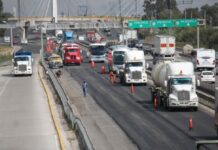 Cierran autopista Puebla-Orizaba por volcadura de un tractocamión