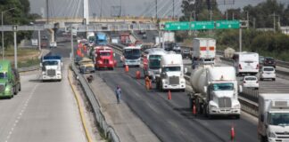 Cierran autopista Puebla-Orizaba por volcadura de un tractocamión