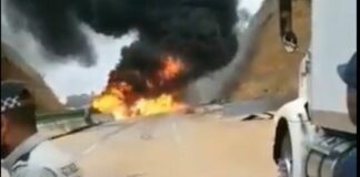 Cierran autopista México-Puebla por choque entre tráiler y autobús