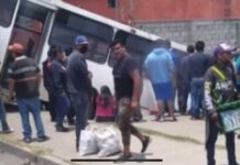 Choca autobús y cae en vado en la Federal a Tehuacán