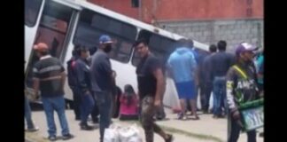 Choca autobús y cae en vado en la Federal a Tehuacán