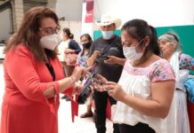 Entrega SEDIF lentes y aparatos auditivos en Zacatlán