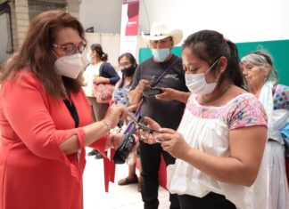 Entrega SEDIF lentes y aparatos auditivos en Zacatlán
