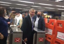 Secretario de Gobernación usa el Metro de la CDMX