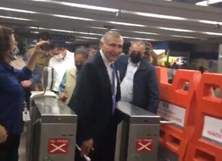 Secretario de Gobernación usa el Metro de la CDMX