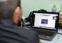 Alumnos de 86 escuelas de Puebla siguen en clases a distancia Barbosa señaló que la vuelta a las aulas del 100 por ciento de alumnos no era un asunto voluntario, si no obligatorio.
