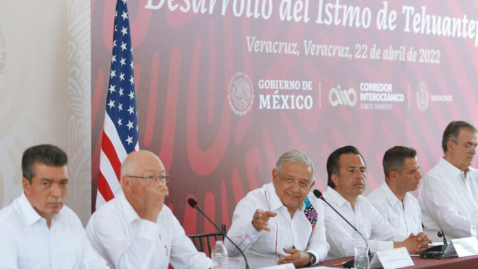 AMLO también anunció que llevará a cabo una gira de trabajo por Centroamérica y por el Caribe.