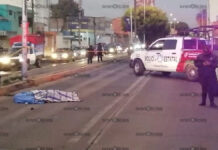 Automovilista se pasa el alto y mata a motociclista en Prados Agua Azul El automovilista de 21 años de edad quedó lesionado y tras ser atendidos será llevado ante el agente del Ministerio Público.