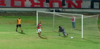 Hincha brasileño se baja de las gradas para “enseñar” a atajar a portero