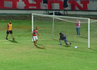 Hincha brasileño se baja de las gradas para “enseñar” a atajar a portero