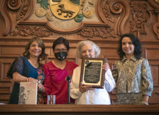 Elena Poniatowska asiste a la Feria Nacional del Libro de la BUAP