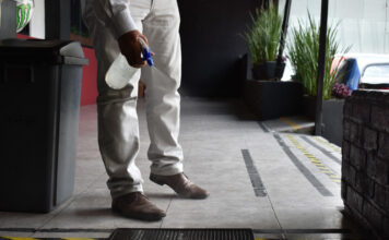 Elimina CDMX toma de temperatura y tapete sanitizante en negocios Gracias a los bajos niveles de contagio que hay en la CDMX, las autoridades pueden prescindir de los filtros sanitarios.