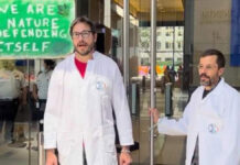 Arrestan a científico de la NASA por encadenarse a banco JP Morgan El científico de la NASA, Peter Kalmus fue detenido junto a tres colegas al ser considerados como una “amenaza”.