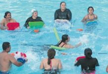 Nicaragüenses toman clases de natación para cruzar el Río Bravo