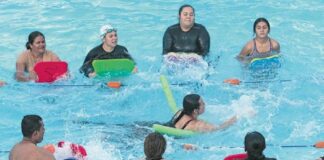 Nicaragüenses toman clases de natación para cruzar el Río Bravo