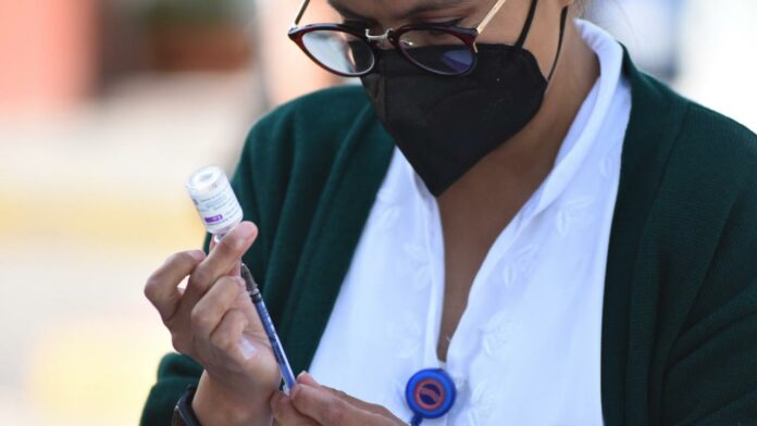 covid Lo único que solicita el IMSS para aplicarte la vacuna contra el Covid-19 es tu identificación oficial y tu CURP.