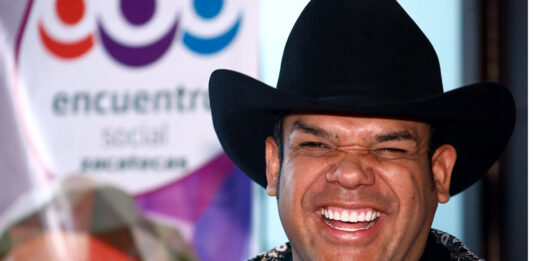 El diputado de Morena, Marco Antonio Flores, no llegó a la sesión de este domingo para irse a dar un concierto.