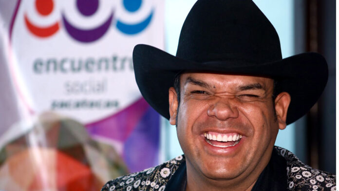 diputado El diputado de Morena, Marco Antonio Flores, no llegó a la sesión de este domingo para irse a dar un concierto.