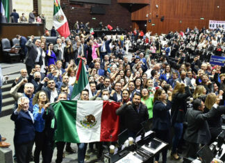 Diputados tiran Reforma Eléctrica; 8 poblanos votaron en contra Desde la noche del sábado, diputados de oposición pernoctaron en el Palacio de San Lázaro para garantizar su participación