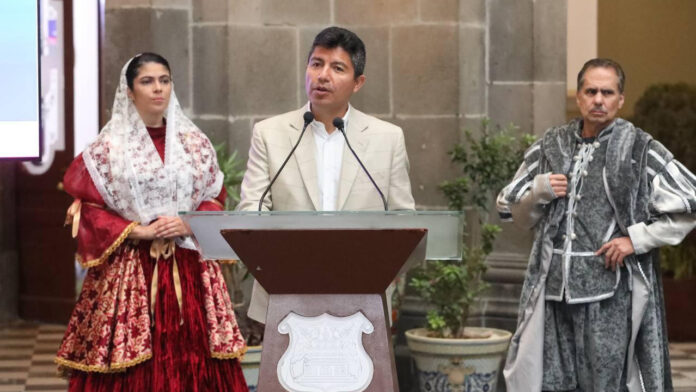 festejos Como parte de los festejos, 2 joyas del patrimonio archivístico se exhiben para todo el público en el Patio del Palacio Municipal.