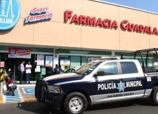 Muere hombre de un infarto en Farmacia Guadalajara hombre