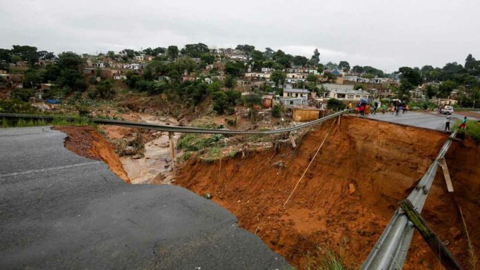 inundaciones Las inundaciones dejaron sin hogar a casi 7 mil personas informó el jefe de Gobierno de KwaZulu-Natal, Sihle Zikalala.