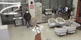 Jefe sorprende a empleada que baila en horario laboral