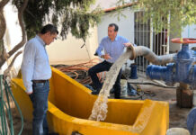 Dan mantenimiento a red de abastecimiento de agua en San Pedro En estos trabajos de mantenimiento se ha extraído arena, piedras, residuos plásticos y orgánicos.