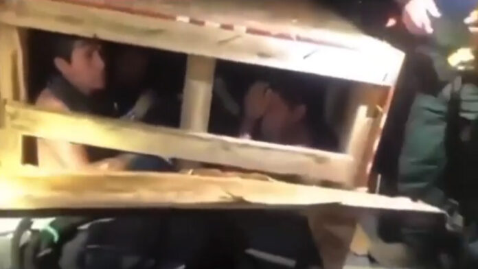 migrantes En la caja de madera y d grandes dimensiones viajaban 21 migrantes hacinados, con dificultades para respirar y muertos de sed.