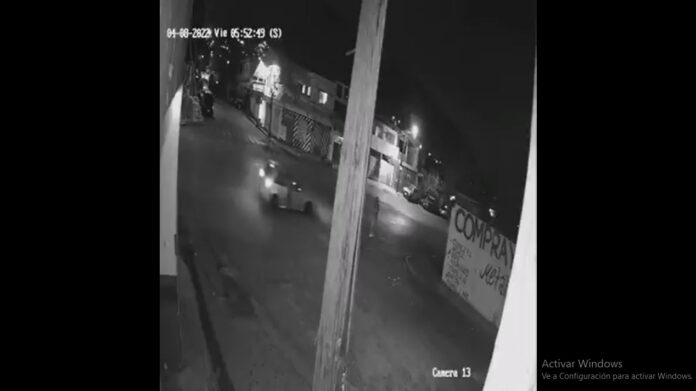 En las imágenes, se observa el momento en que un automóvil se acerca a una mujer parada en la esquina de una calle e intentan subirla.