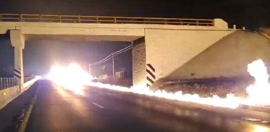 Según reportan medios locales, la pipa se incendió a unos 500 metros antes de llegar a la caseta de Amozoc.