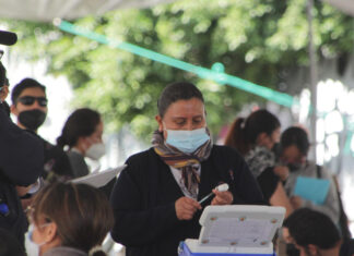 Menos de 50% de poblanos tiene su dosis de refuerzo La Secretaría de Salud recomendó el uso de cubrebocas y gel antibacterial a los poblanos que asistan a la Feria de Puebla.
