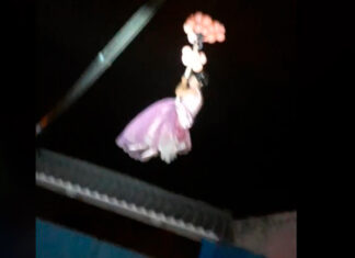 Quinceañera “baja del cielo” en una grúa y se viraliza quinceañera