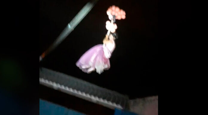 Quinceañera “baja del cielo” en una grúa y se viraliza quinceañera
