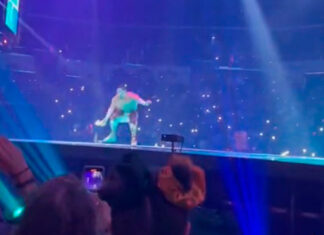 Bad Bunny se cae al piso, pero continúa concierto Bad Bunny