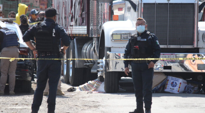 Trabajador muere aplastado por camión en la Central de Abastos Ante la muerte del trabajador, en la Central de abastos exigieron más apoyo de tránsito municipal.