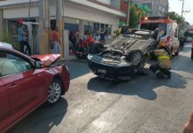 Volcadura en Bulevar 5 de Mayo deja 3 heridos