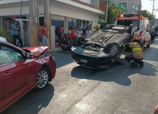 Volcadura en Bulevar 5 de Mayo deja 3 heridos