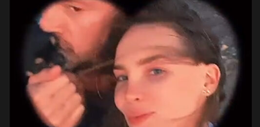 Belinda publicó un video donde aparece junto a Pfeing, mientras ambos observan un atardecer en la playa.