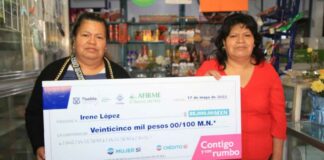 Doña Irene recibe primer cheque de Créditos Contigo Créditos