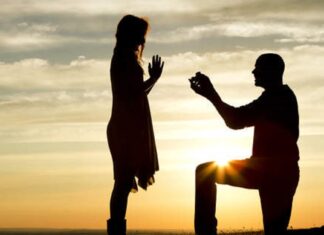 Hombre pide matrimonio a azafata en pleno vuelo en EU