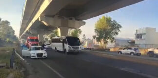 Reabren circulación en la México-Puebla tras volcadura de tráiler Al menos tres carriles de la autopista México-Puebla se encontraban cerrados y el tránsito aún es lento en la vía de comunicación.