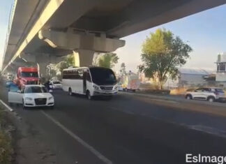 Reabren circulación en la México-Puebla tras volcadura de tráiler Al menos tres carriles de la autopista México-Puebla se encontraban cerrados y el tránsito aún es lento en la vía de comunicación.